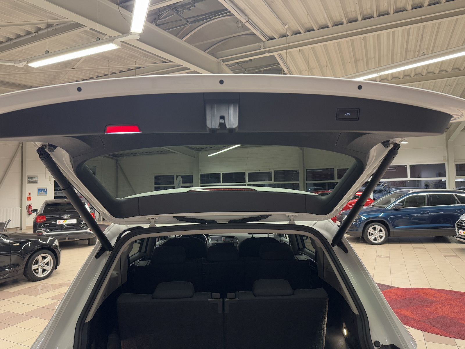 Fahrzeugabbildung Volkswagen Tiguan Allspace 4M /7-Sitze/ACC/Spur/VZE/Ahk
