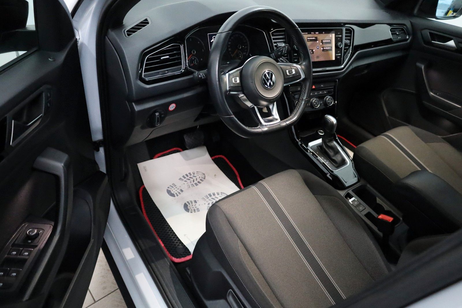 Fahrzeugabbildung Volkswagen T-Roc Style Navi,LED,SH,PDC,Panorama,Kamera