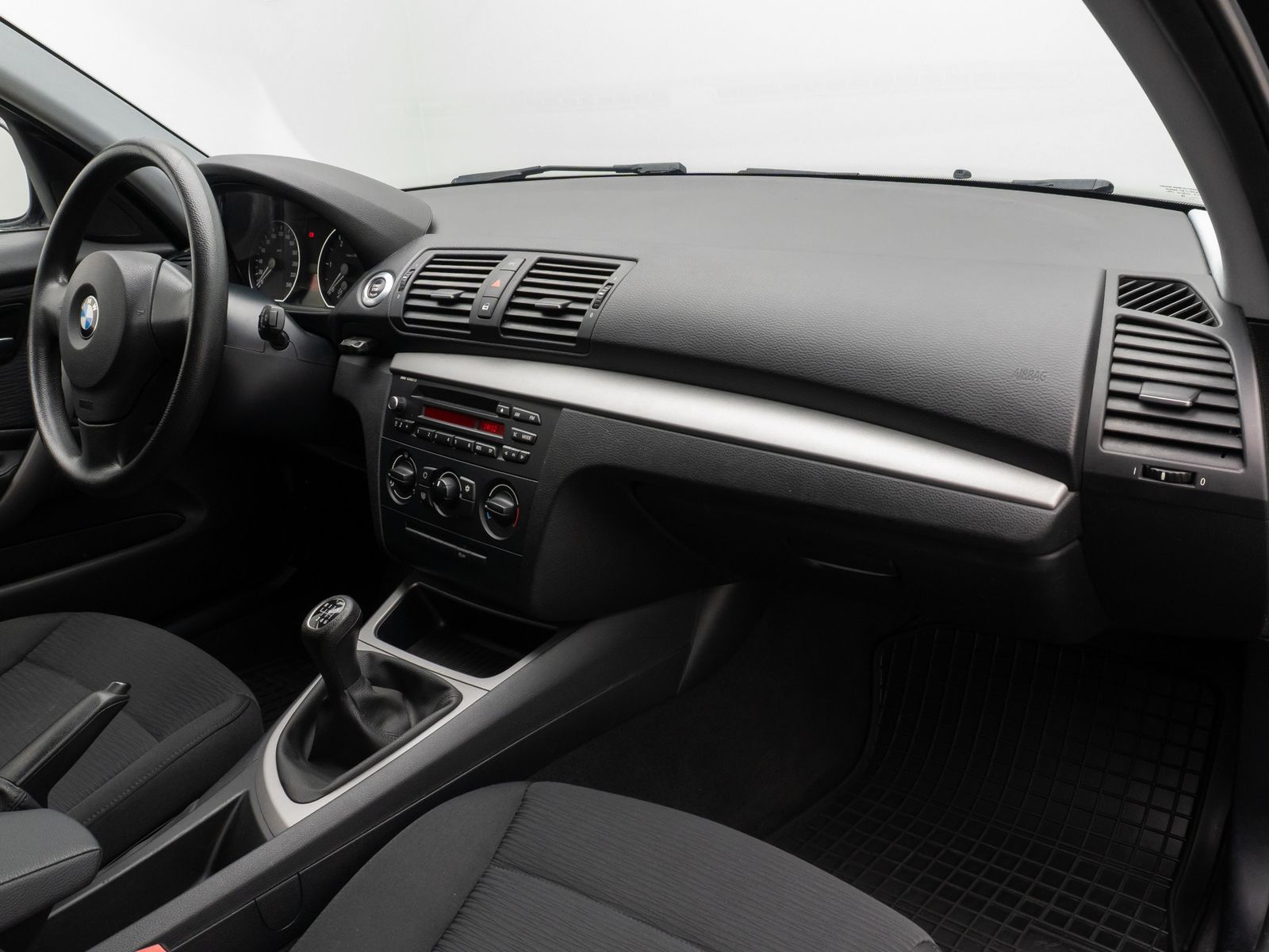Fahrzeugabbildung BMW 116i PDC AHK Klimaanlage Alarm Start-StopAut LM