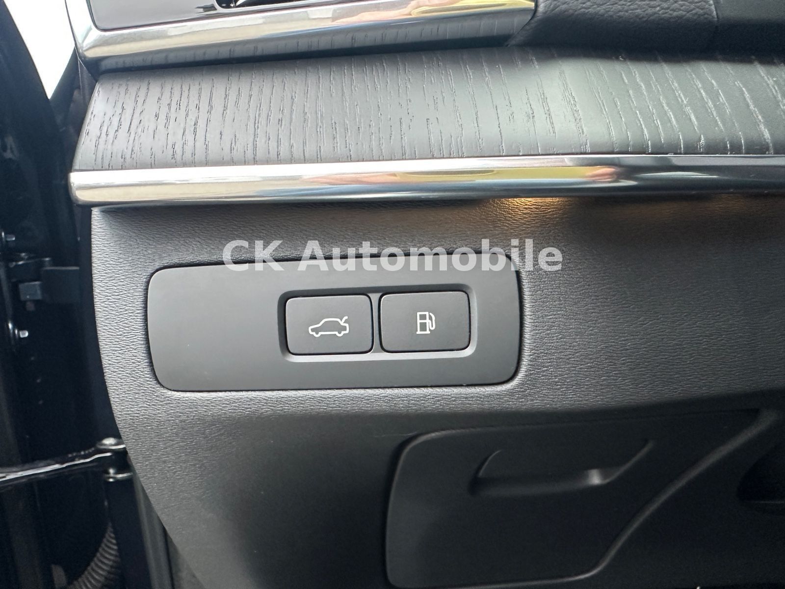 Fahrzeugabbildung Volvo XC90 T8 Ultimate Dark AWD/7 Sitze/Head-Up/LED