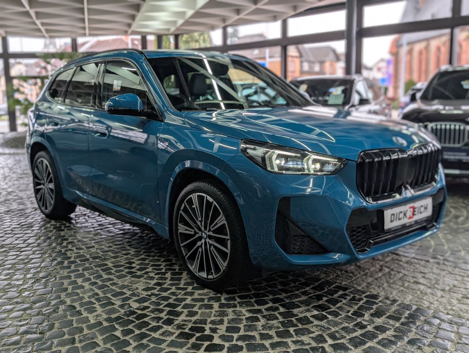 Fahrzeugabbildung BMW X1 20i M Sport Shadow H&K AHK PANO HUD 360° 20"