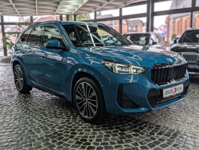 BMW X1 20i M Sport Shadow H&K с фаркопом, панорамной крышей, проекционным дисплеем и камерой обзора 360°, 20"