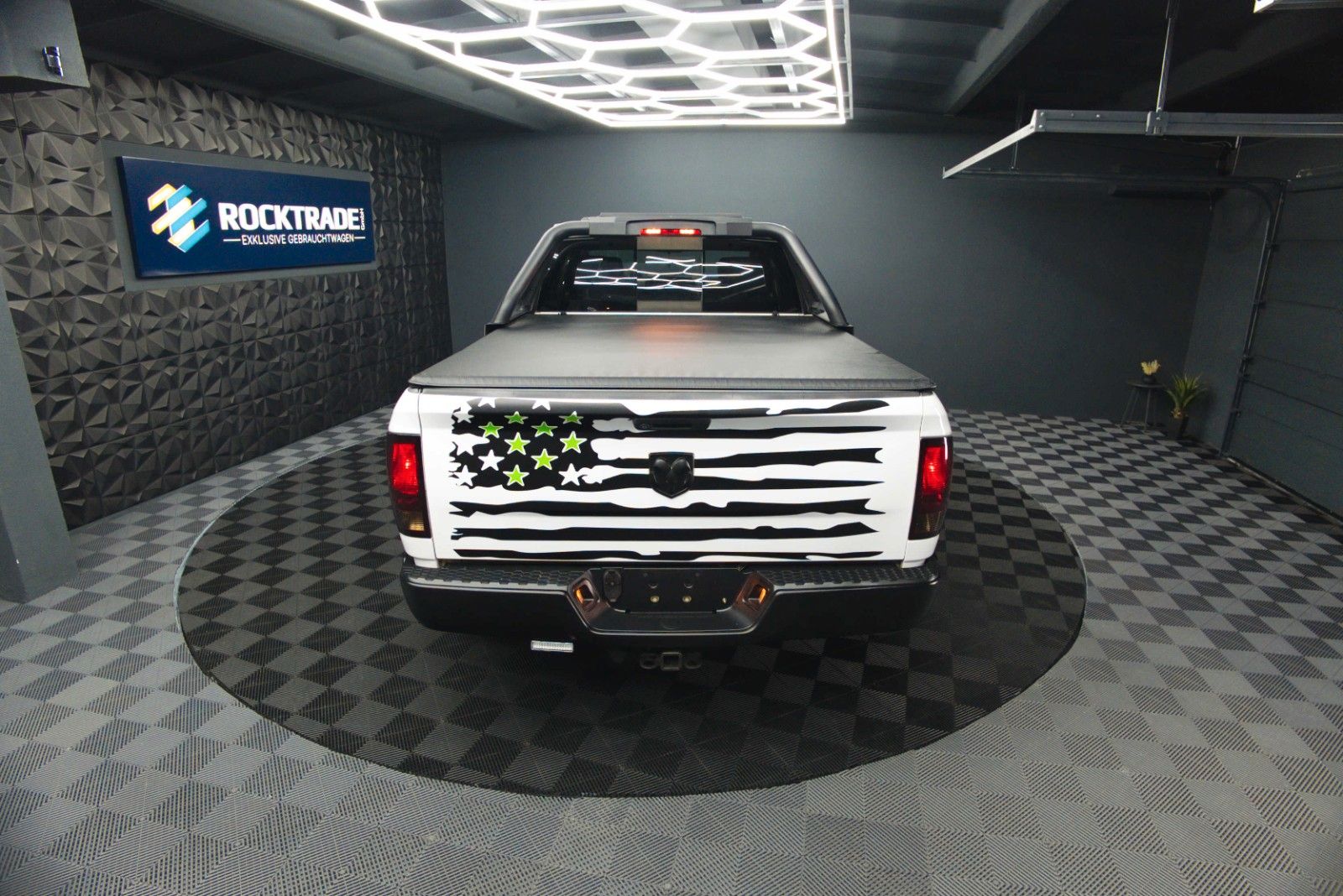Fahrzeugabbildung Dodge RAM 5.7 V8 HEMI 4x4 OFFROAD Night-Paket LONGBED
