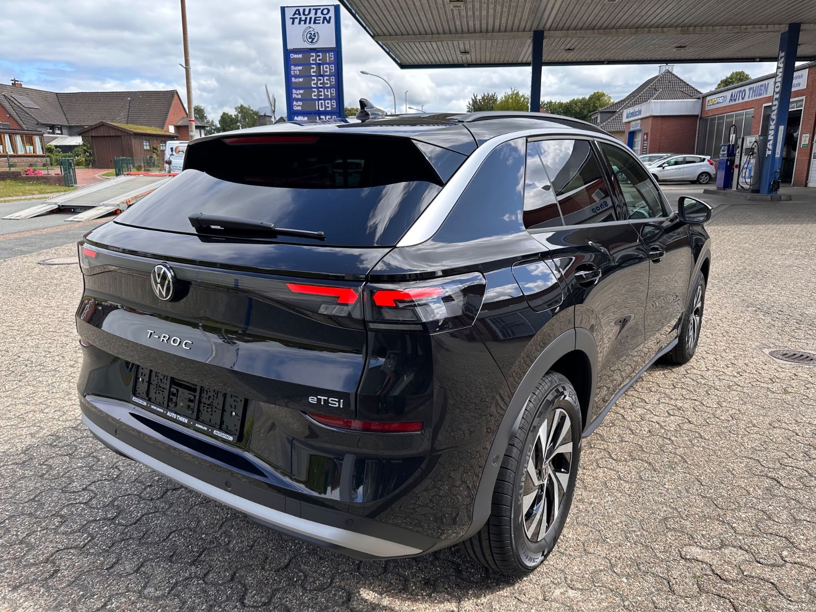 Fahrzeugabbildung Volkswagen T-Roc 1.5 eTSI DSG Life APP/ACC/LED/SHZG/PDC