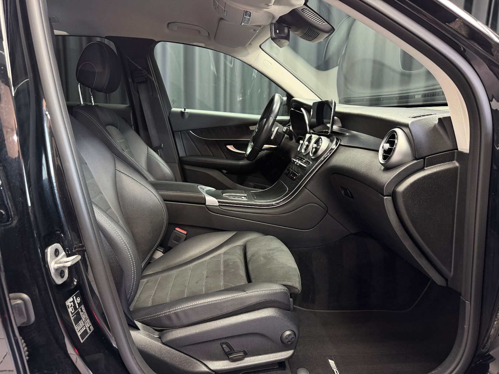 Fahrzeugabbildung Mercedes-Benz GLC 200 4Matic|AUTOMATIK|AMG-LINE|DIGI-TACHO|AHK