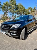 Mercedes-Benz ML 250 BlueTEC 4MATIC - - schwarze Mercedes-Benz ML 250