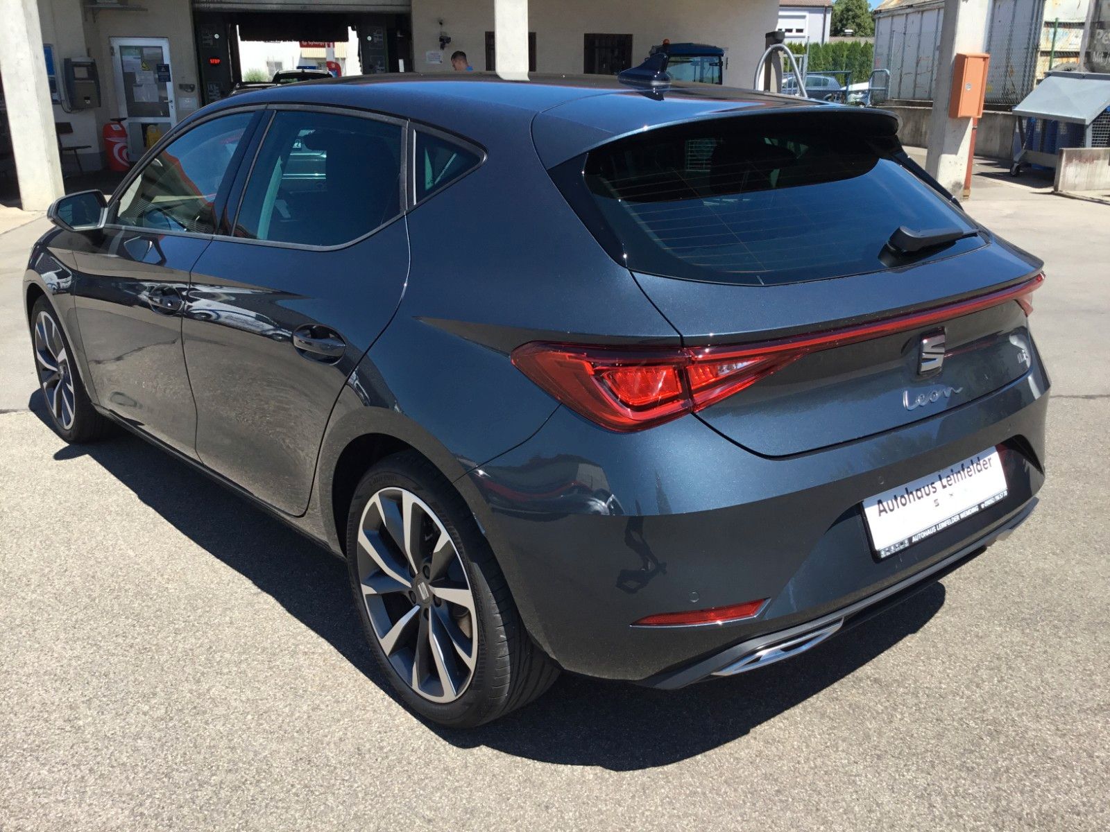 Fahrzeugabbildung SEAT Leon 1.5 eTSI FR DSG+18"+LED+ACC+Kamera+Sitzheiz