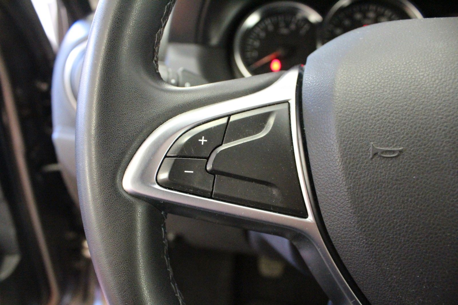 Fahrzeugabbildung Dacia Duster   SCE 115  Laureate   AHK *Navigation*