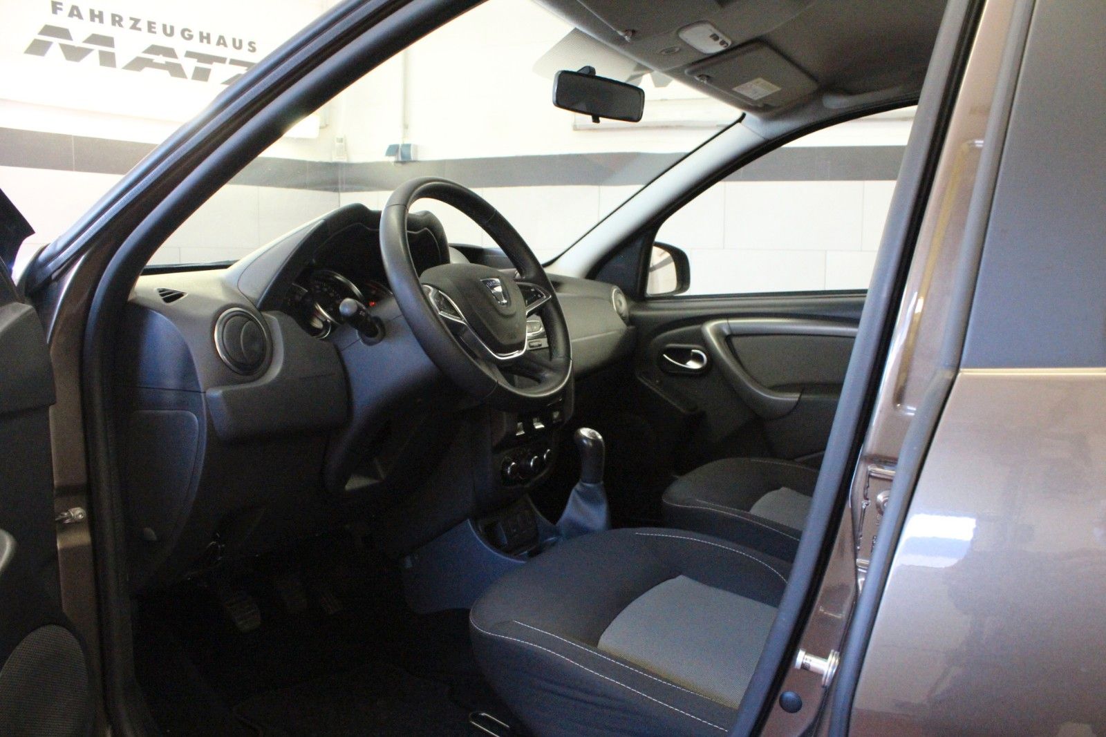 Fahrzeugabbildung Dacia Duster   SCE 115  Laureate   AHK *Navigation*