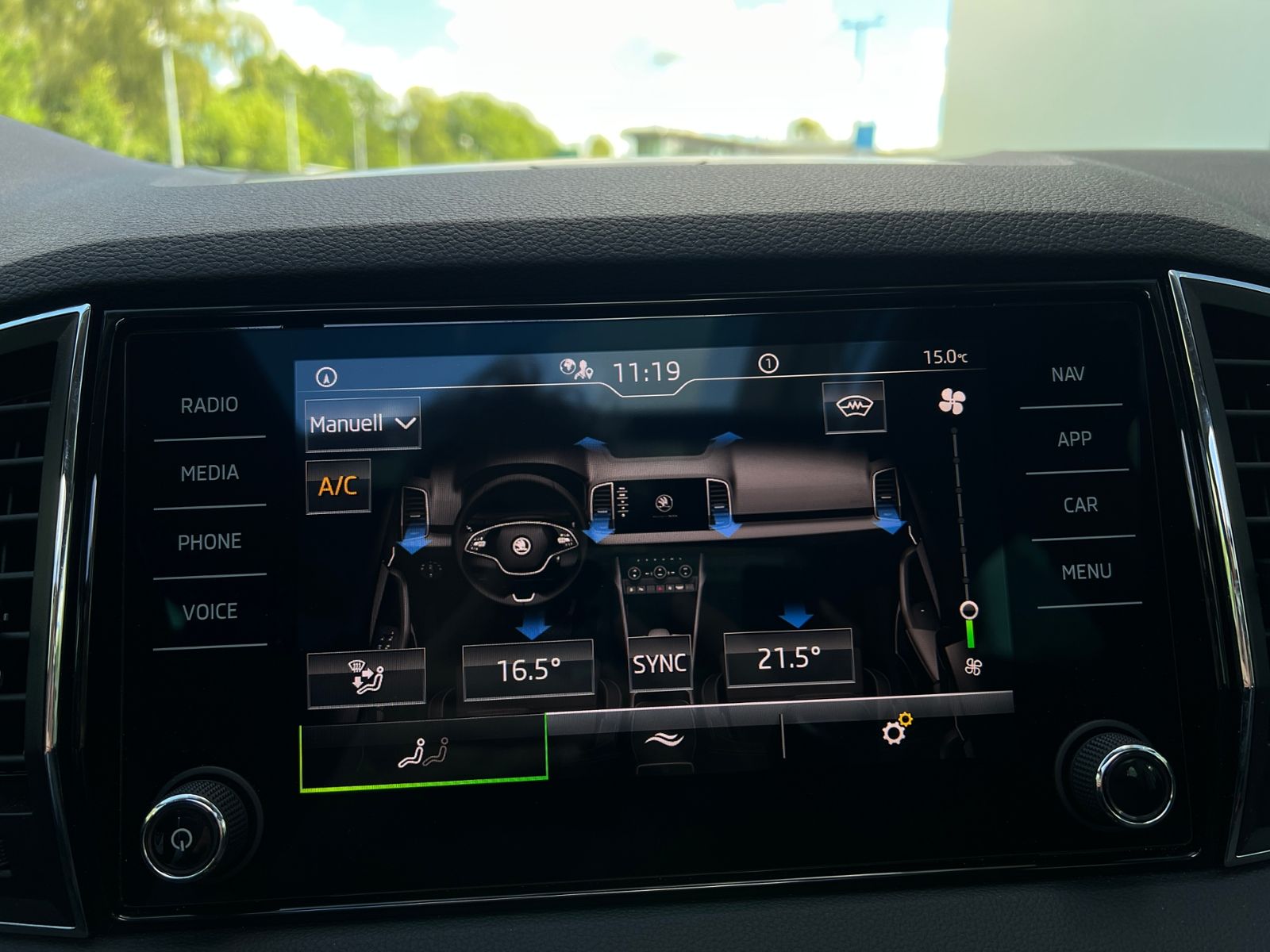 Fahrzeugabbildung SKODA Karoq Clever 1.5 TSI DSG *LED,Pano,Navi,Kamera,1