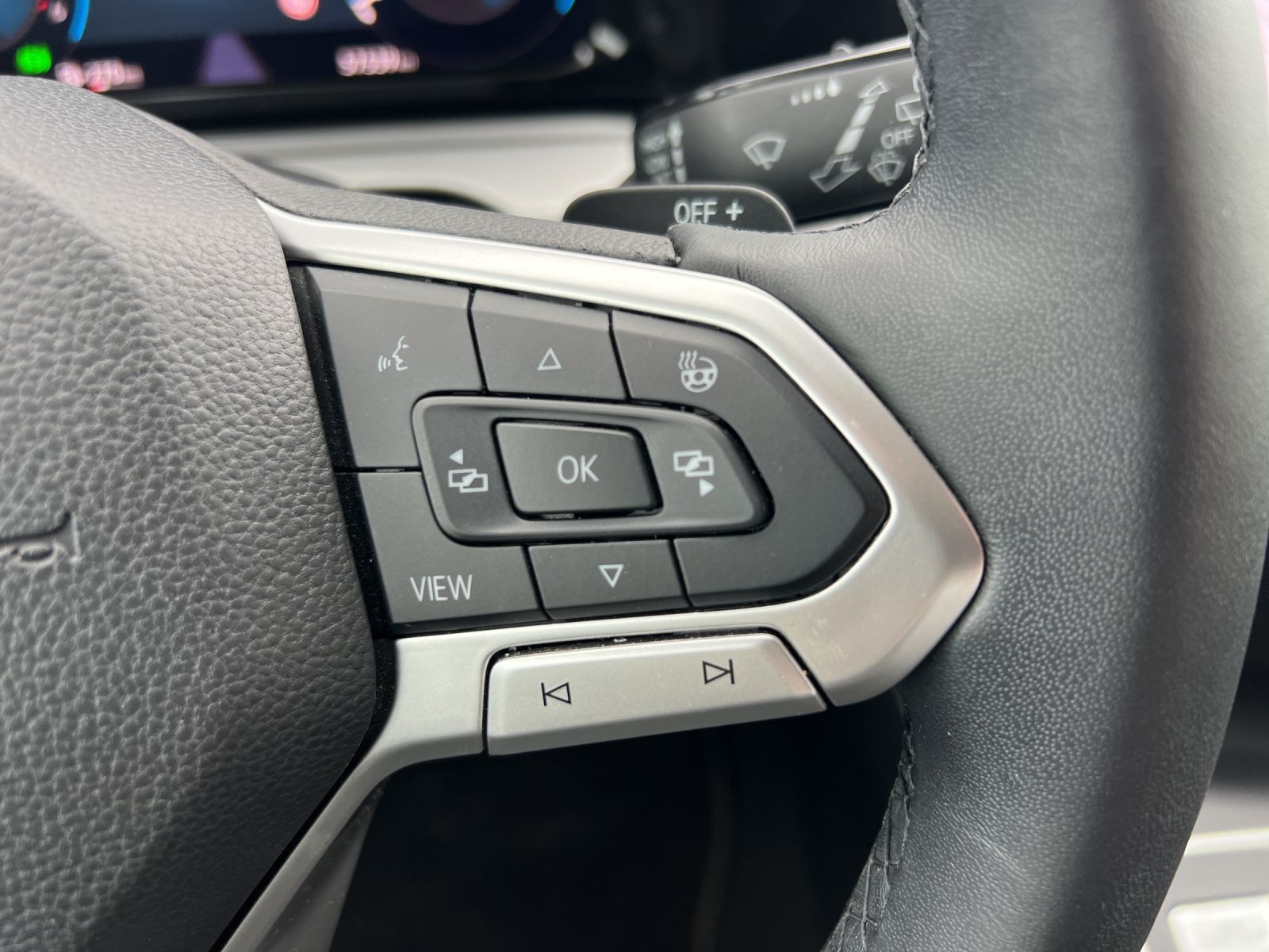 Fahrzeugabbildung Volkswagen Golf VIII Business TDI DSG LED ACC SHZ PDC Navi