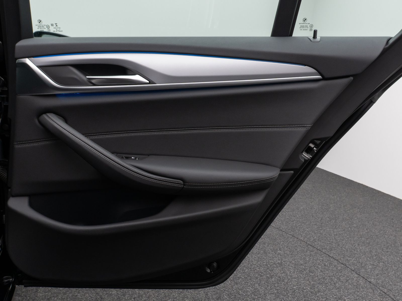 Fahrzeugabbildung BMW 530e Kamera DAB WLAN CockPitPro ACC Alarm LED