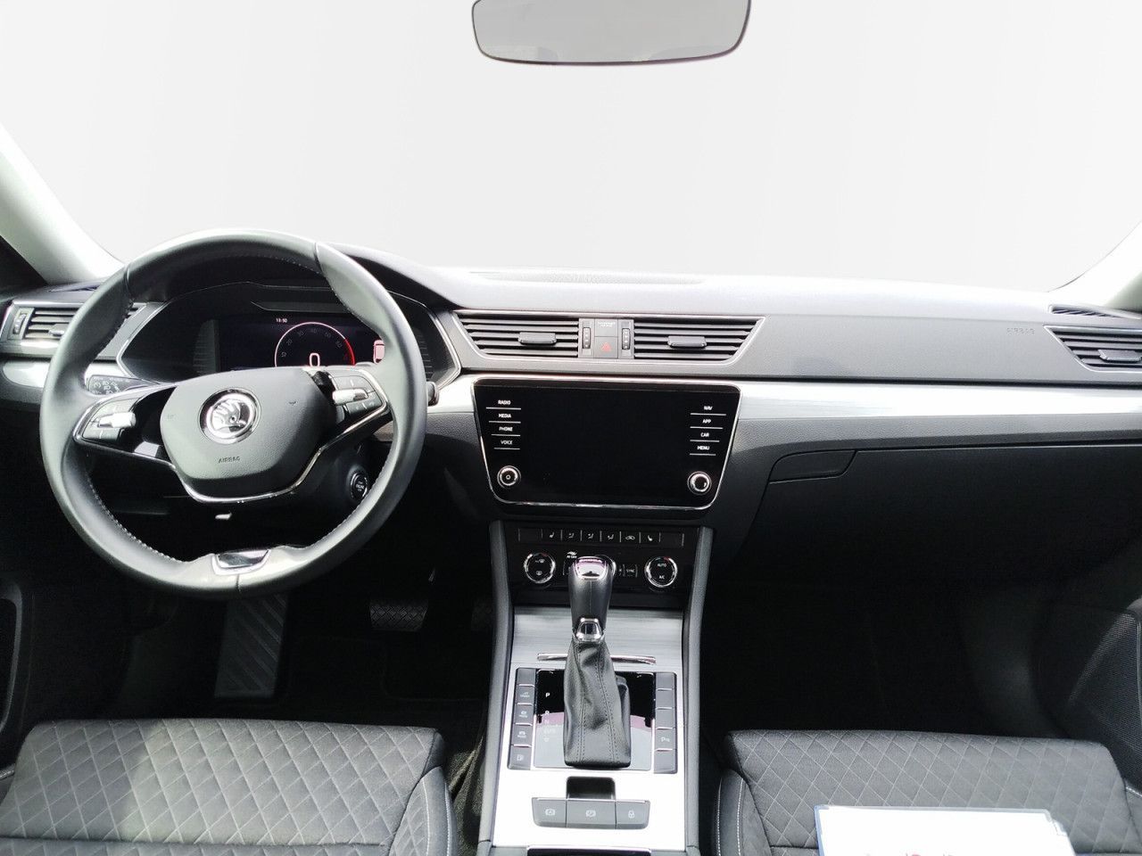 Fahrzeugabbildung SKODA Superb Combi Ambition iVTS115/1.4A6F, Navi