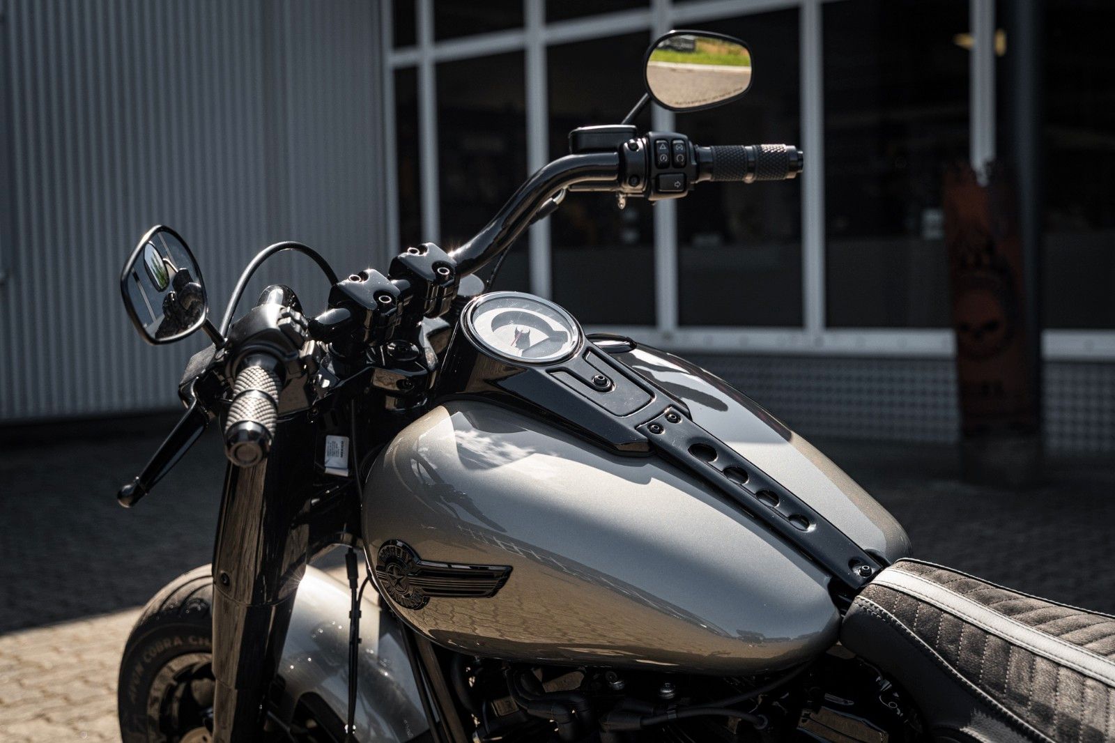 Fahrzeugabbildung Harley-Davidson DARK FAT BOY FLFBS 114 MY24 - ÖHLINS PORSCHE J&H