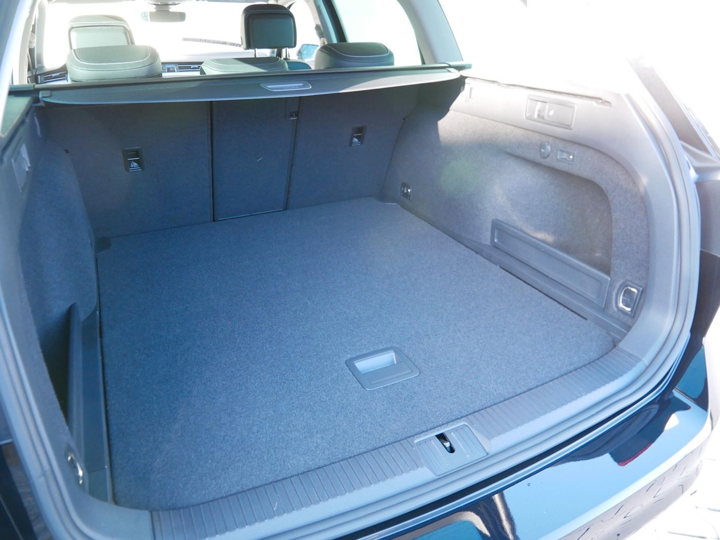 Fahrzeugabbildung Volkswagen Passat Variant 1.5 R-Line DSG AHK Kamera ACC LED