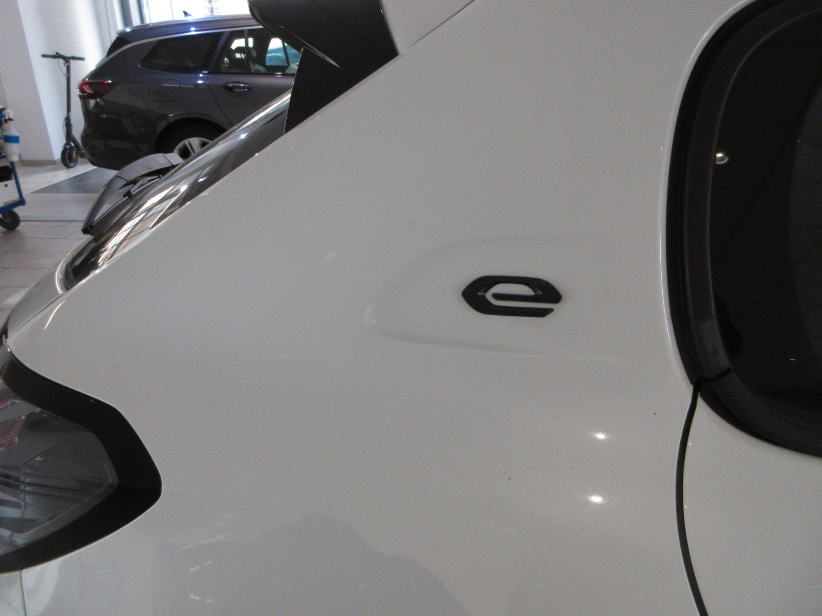 Fahrzeugabbildung Peugeot e-208 Active LED/PDC/TEMPOMAT