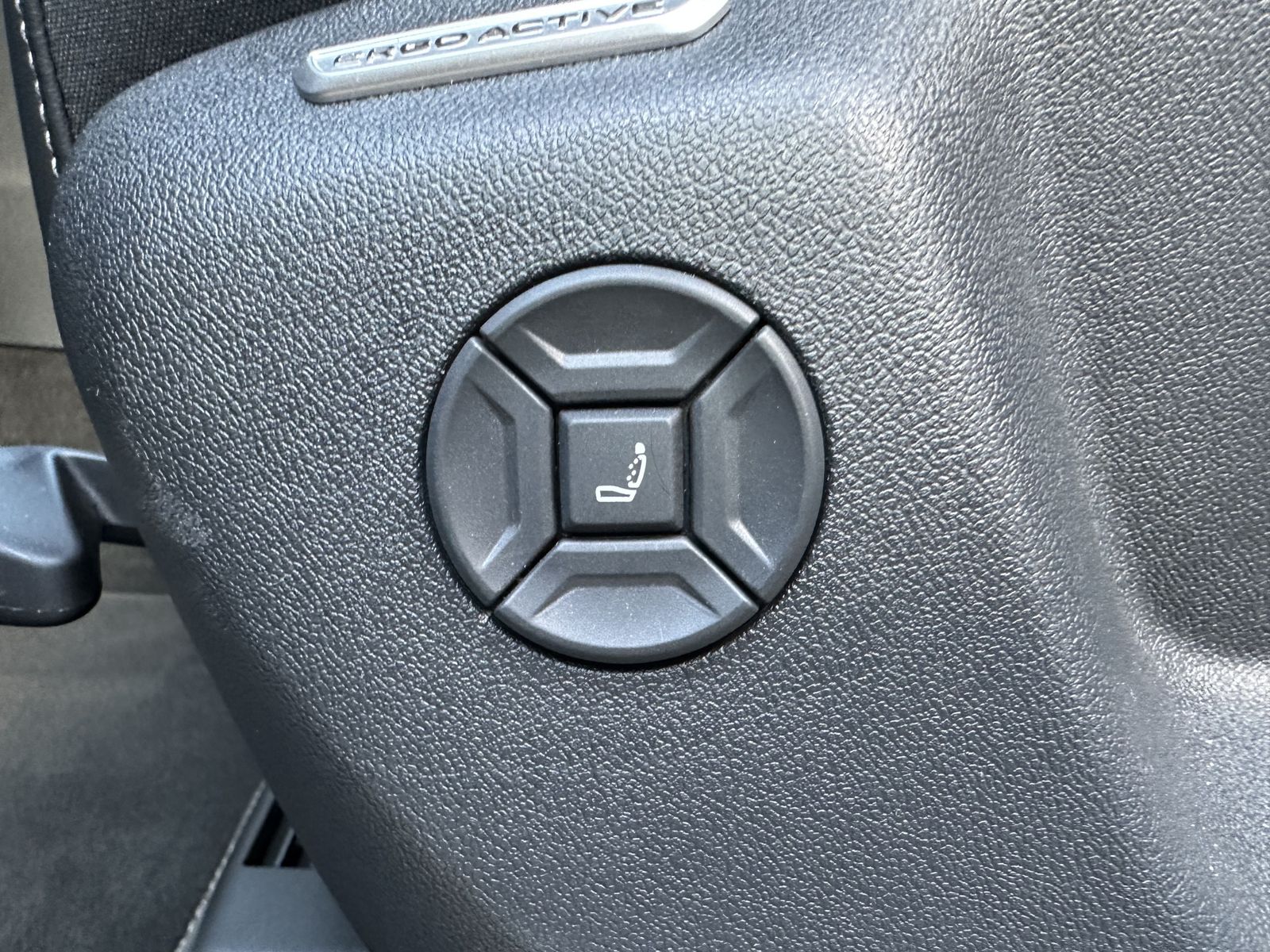 Fahrzeugabbildung Volkswagen Tiguan 1.5 eTSI R-Line DSG NAVI+LED+ACC+AHK+SHZ