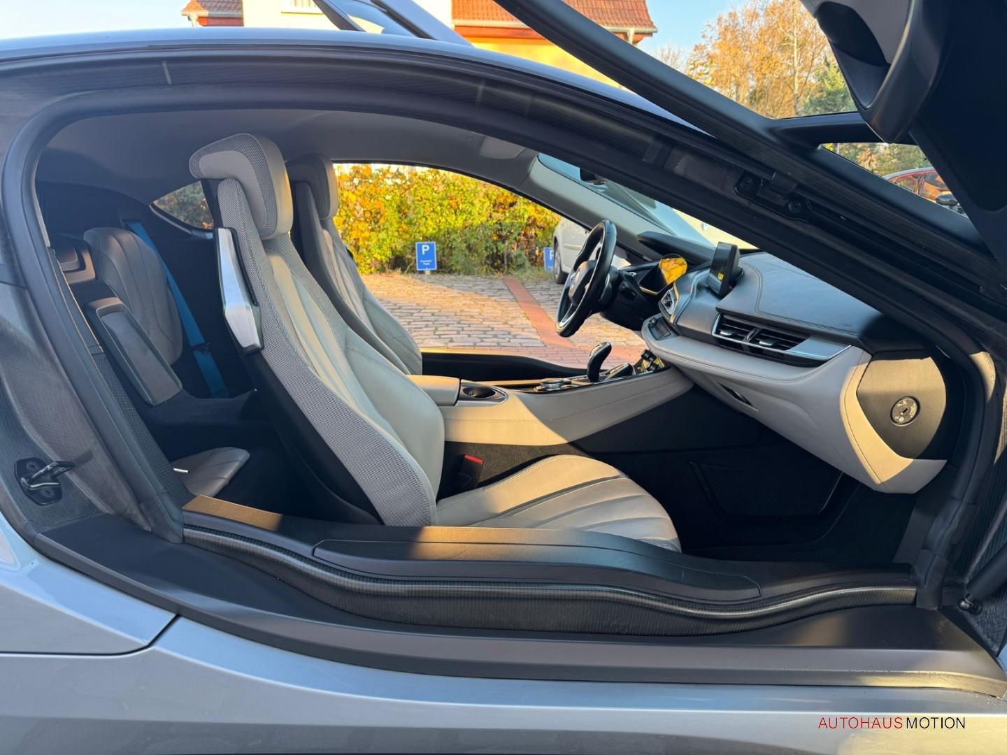 BMW i8 Coupe LED HUD SHZ LEDER KOLLISIONWARNER