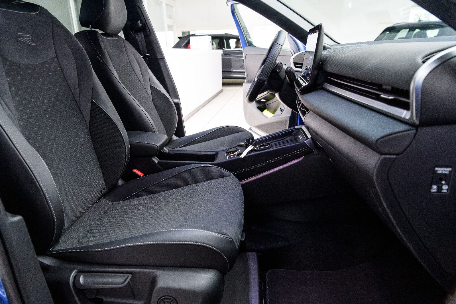 Fahrzeugabbildung Volkswagen T-Roc  1.5l TSI  DSG R-Line Black Style