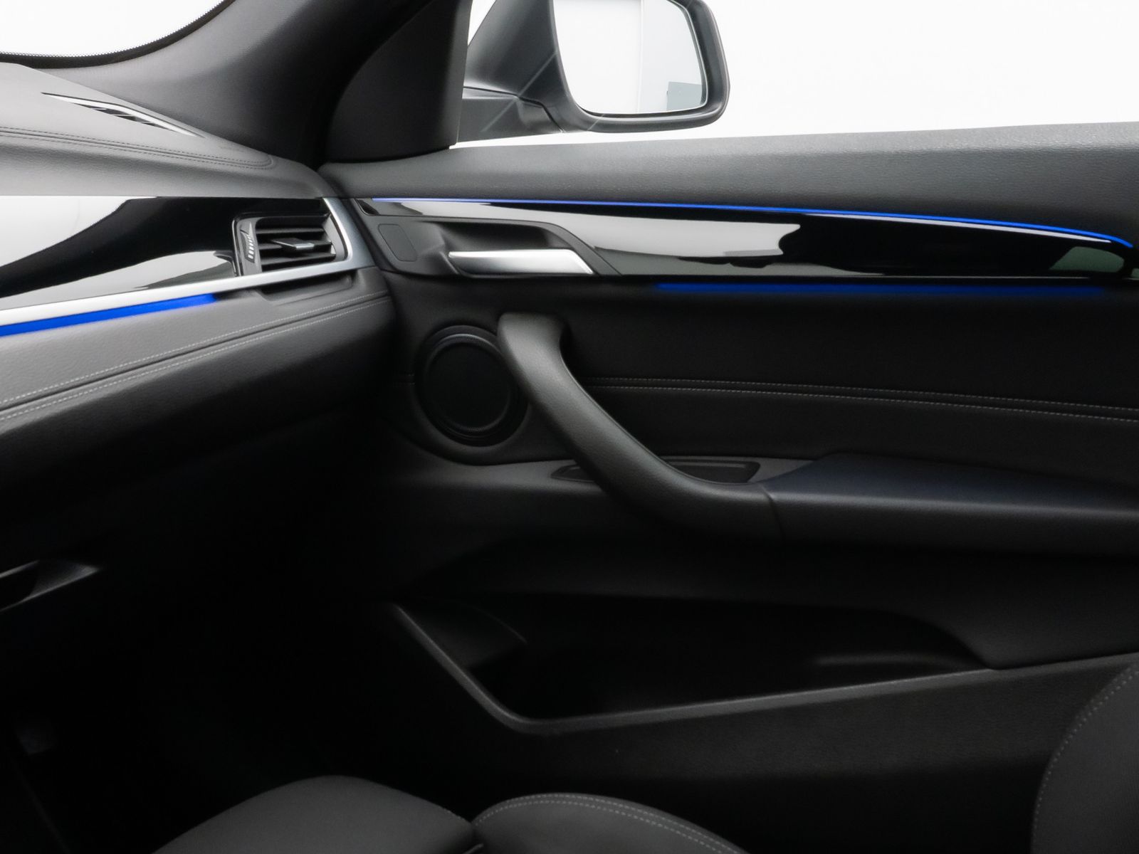 Fahrzeugabbildung BMW X2 sD18i Panorama Kamera DAB HiFi Komfort MSport