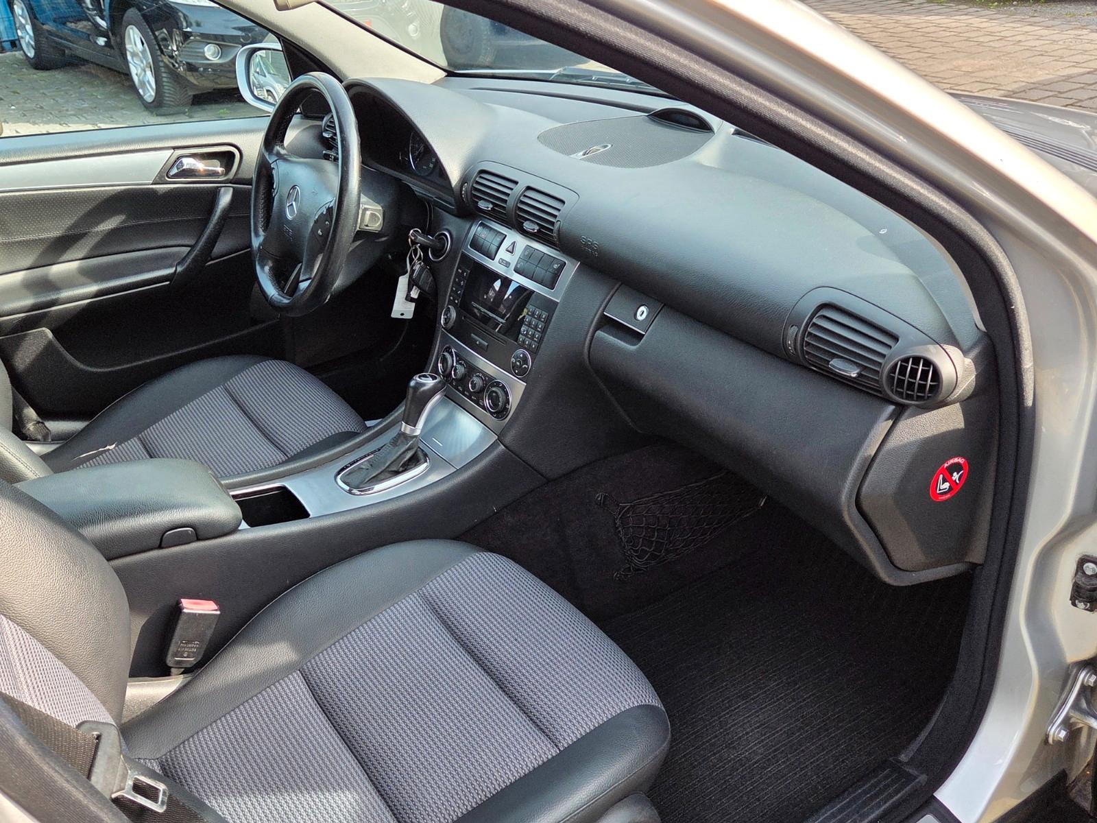 Mercedes-Benz C220 2004 — photo 17