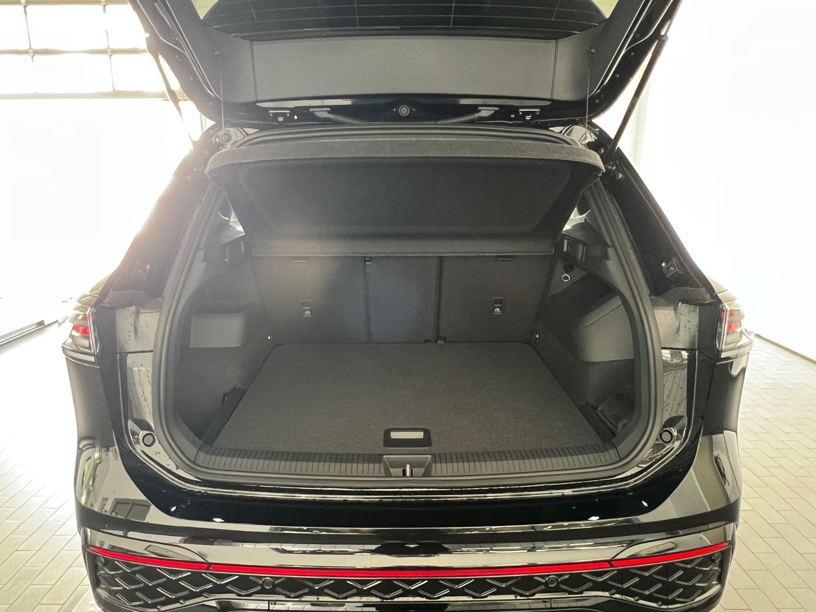 Fahrzeugabbildung Volkswagen Tiguan R-Line 2.0 TDI DSG 4MOTION *AHK, Navi, Pa