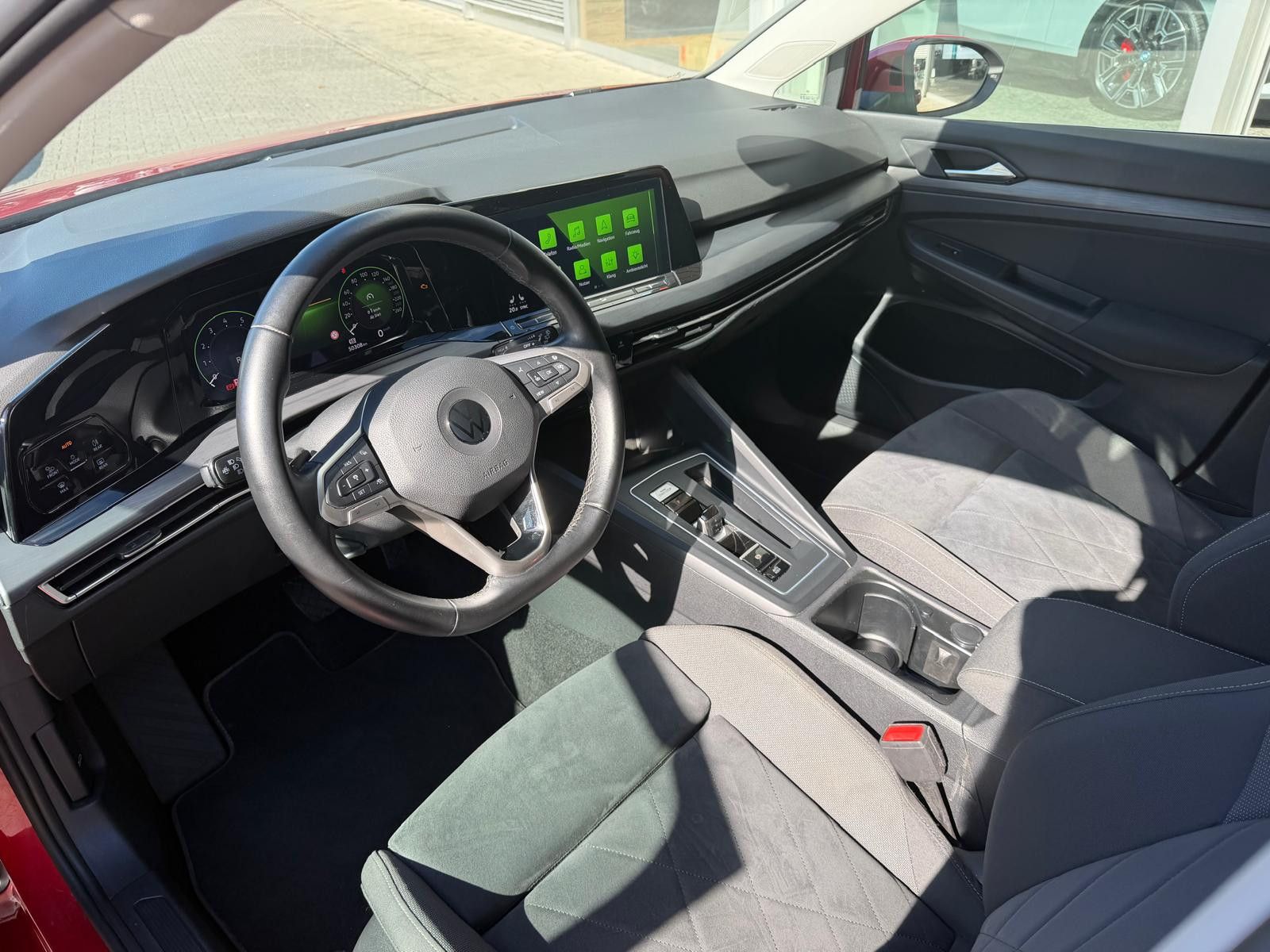 Fahrzeugabbildung Volkswagen Golf 1,5 eTSI Style >VIRTU+MEMO+LED+MASS+SHZ+ACC