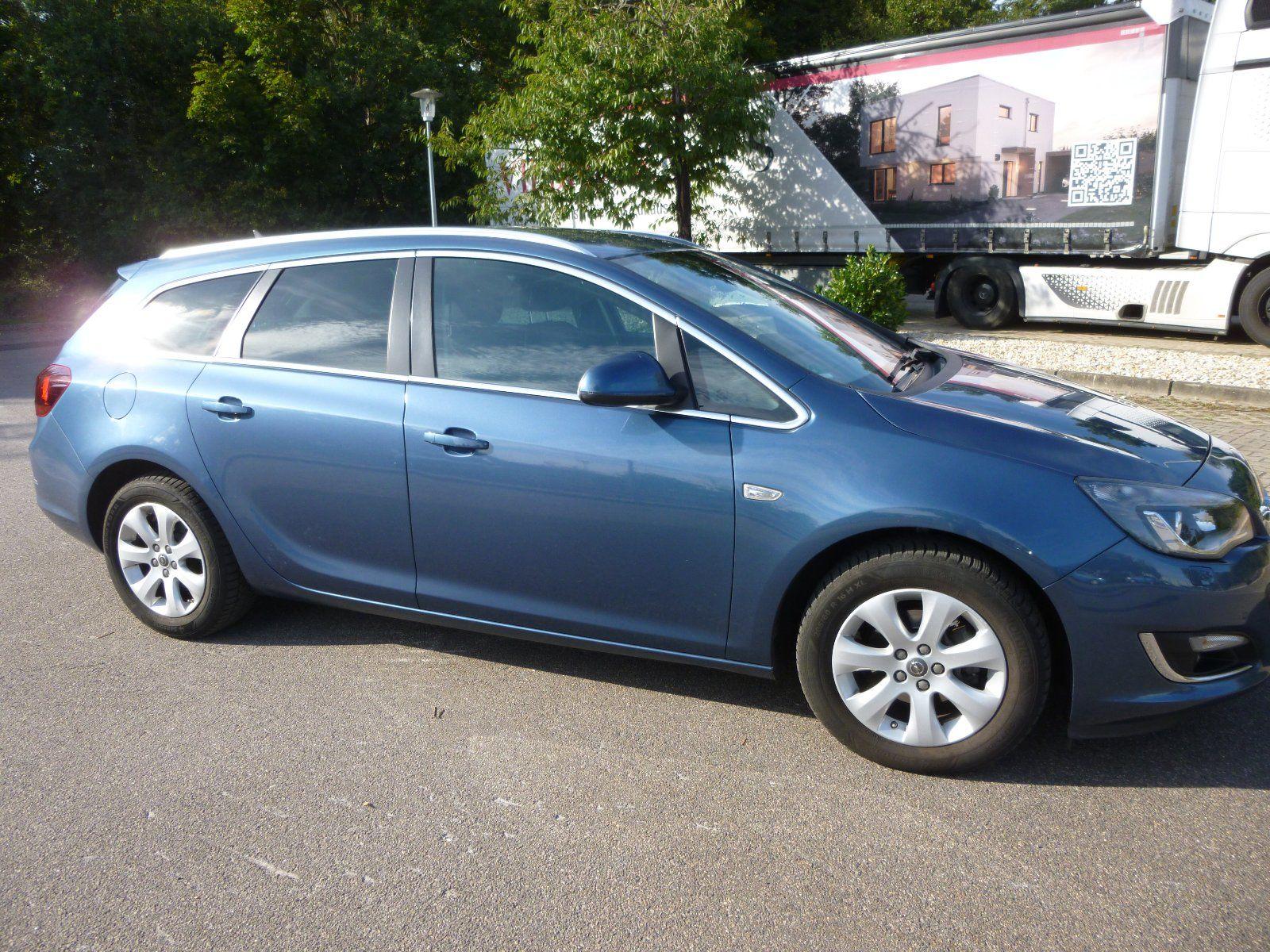 Opel Astra 2014 — rear view