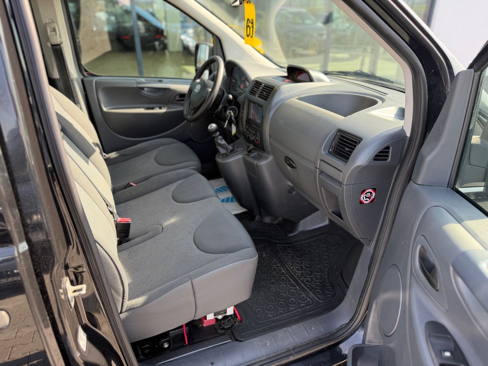 Proace L2H1 Comfort 2.0 6-Sitzer Rollstuhl Rampe