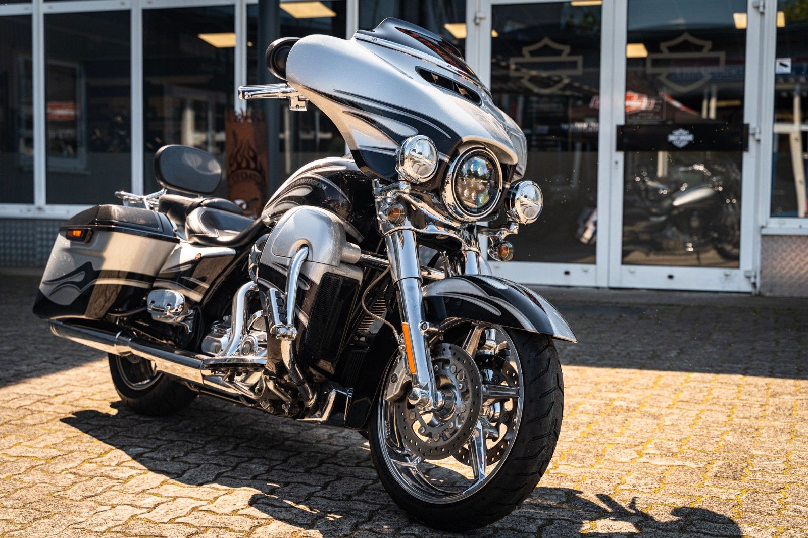 Fahrzeugabbildung Harley-Davidson CVO STREET GLIDE 110 cui FLHXSE - Kesstech-