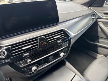 BMW 520d xDrive Touring M Sportpaket Head-Up HiFi