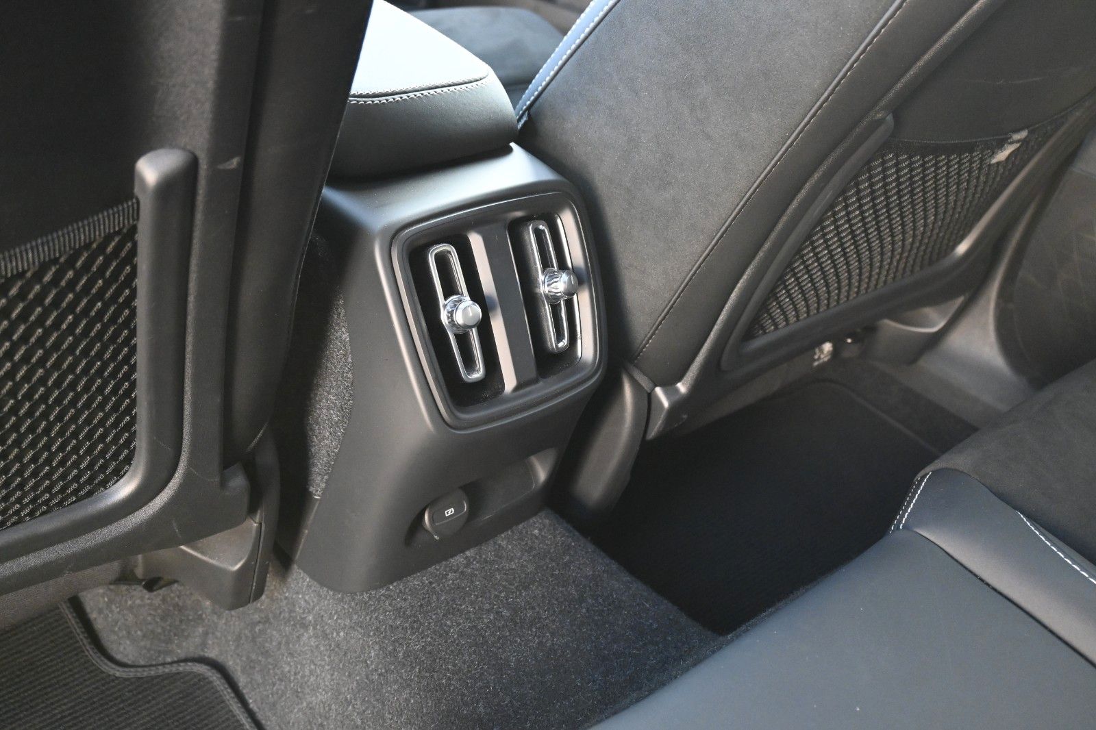 Fahrzeugabbildung Volvo C40 Recharge Pure Electric Plus *LED*STHZ*BLIS