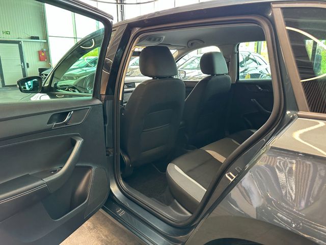 Skoda Rapid*KLIMAAUTO*SZHZ*CARPLAY*NAVI*TEMPO*TÜV0927