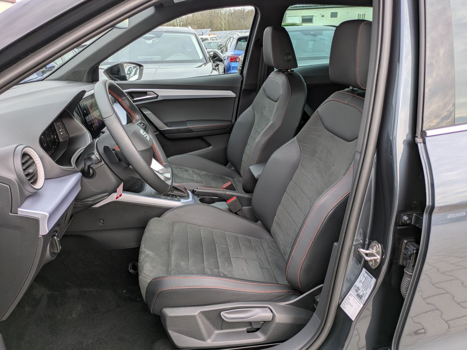 Fahrzeugabbildung SEAT Arona 1.0 TSI FR DSG AHK*ACC*LED*APP*DAB*KAMERA