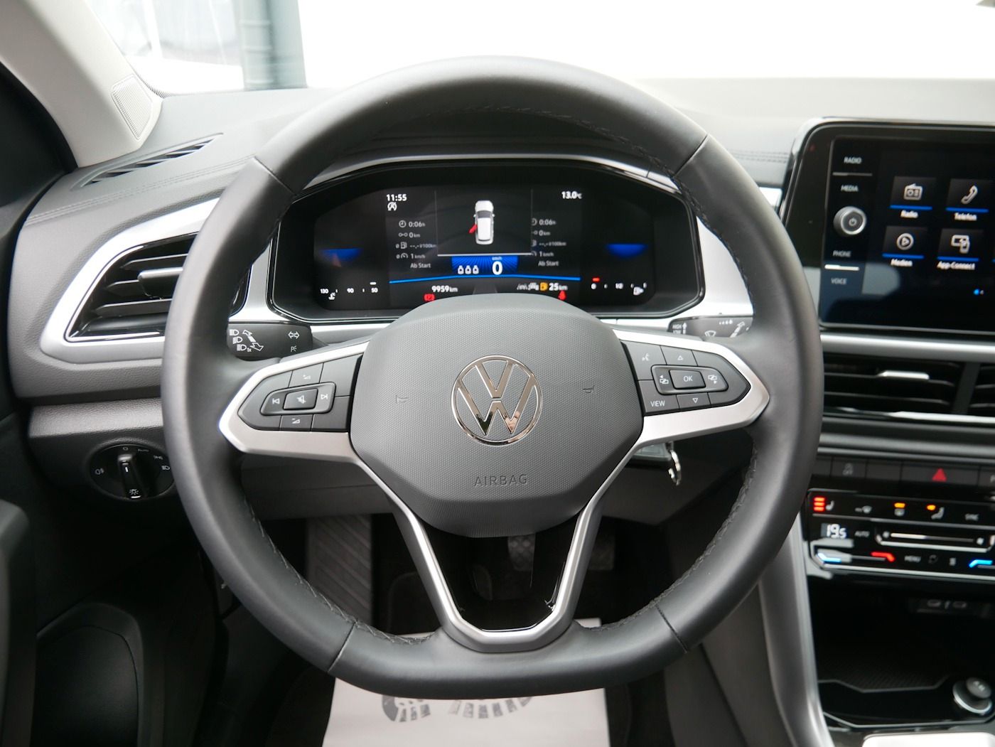 Fahrzeugabbildung Volkswagen T-Roc 1.0 Life NEU36T AHK Standhz SHZ LED Allwet