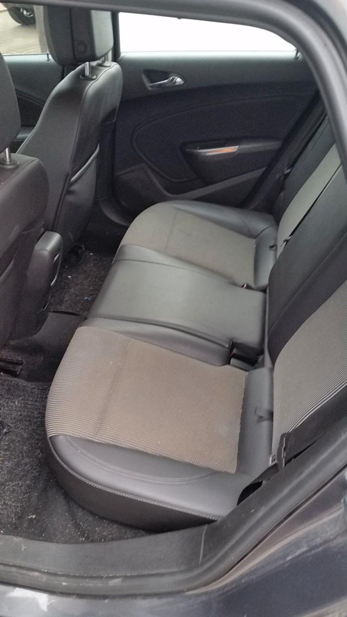 Opel Astra 2011 — photo 11