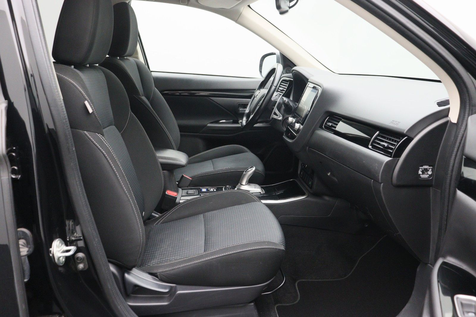 Fahrzeugabbildung Mitsubishi Outlander PHEV 2.4 Basis 4WD 1.Hand