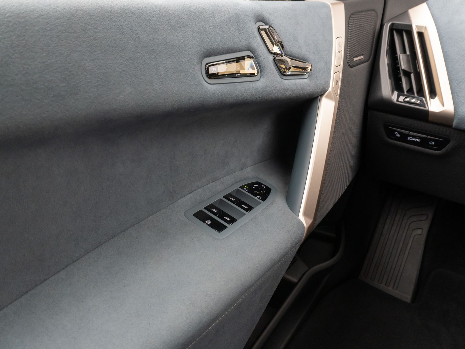 Fahrzeugabbildung BMW iX xD50 Panorama 360°Laser DAB H/K AHK Sport 22"