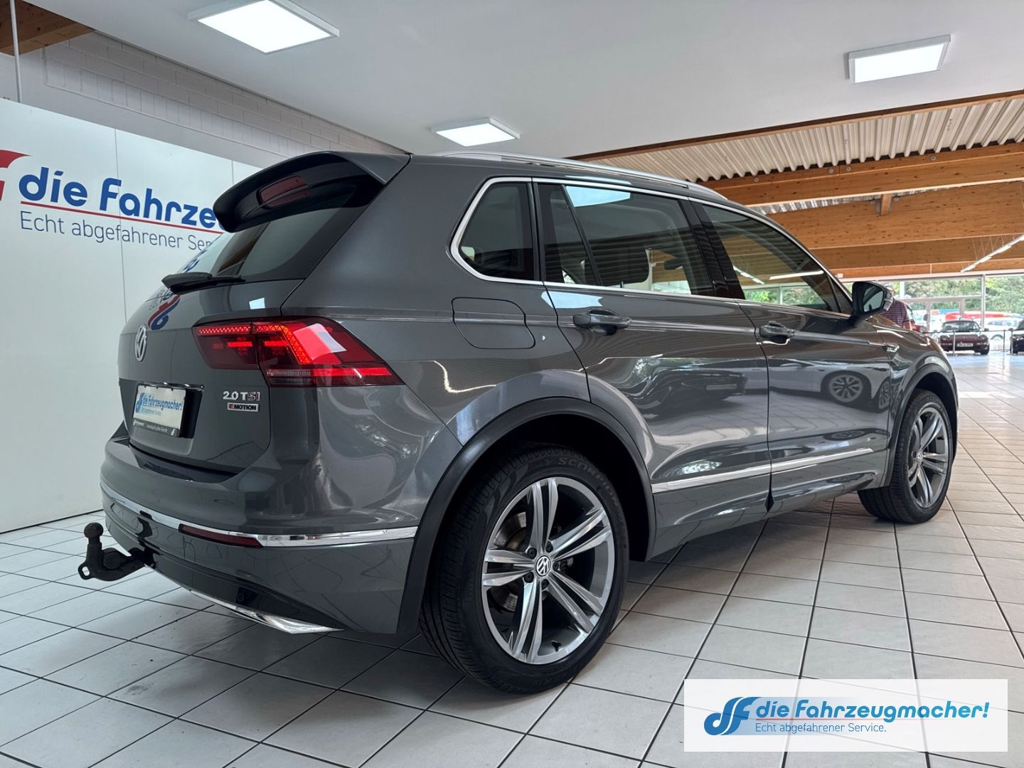 Fahrzeugabbildung Volkswagen Tiguan Highline R-LINE 4Motion 2.0 TSI DSG Sport