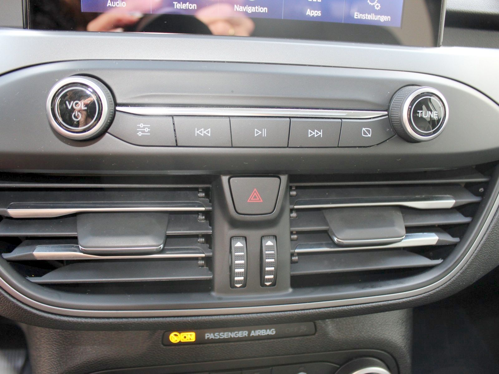 Fahrzeugabbildung Ford Focus Cool & Connect 1,0 EcoBoost Start/Stopp