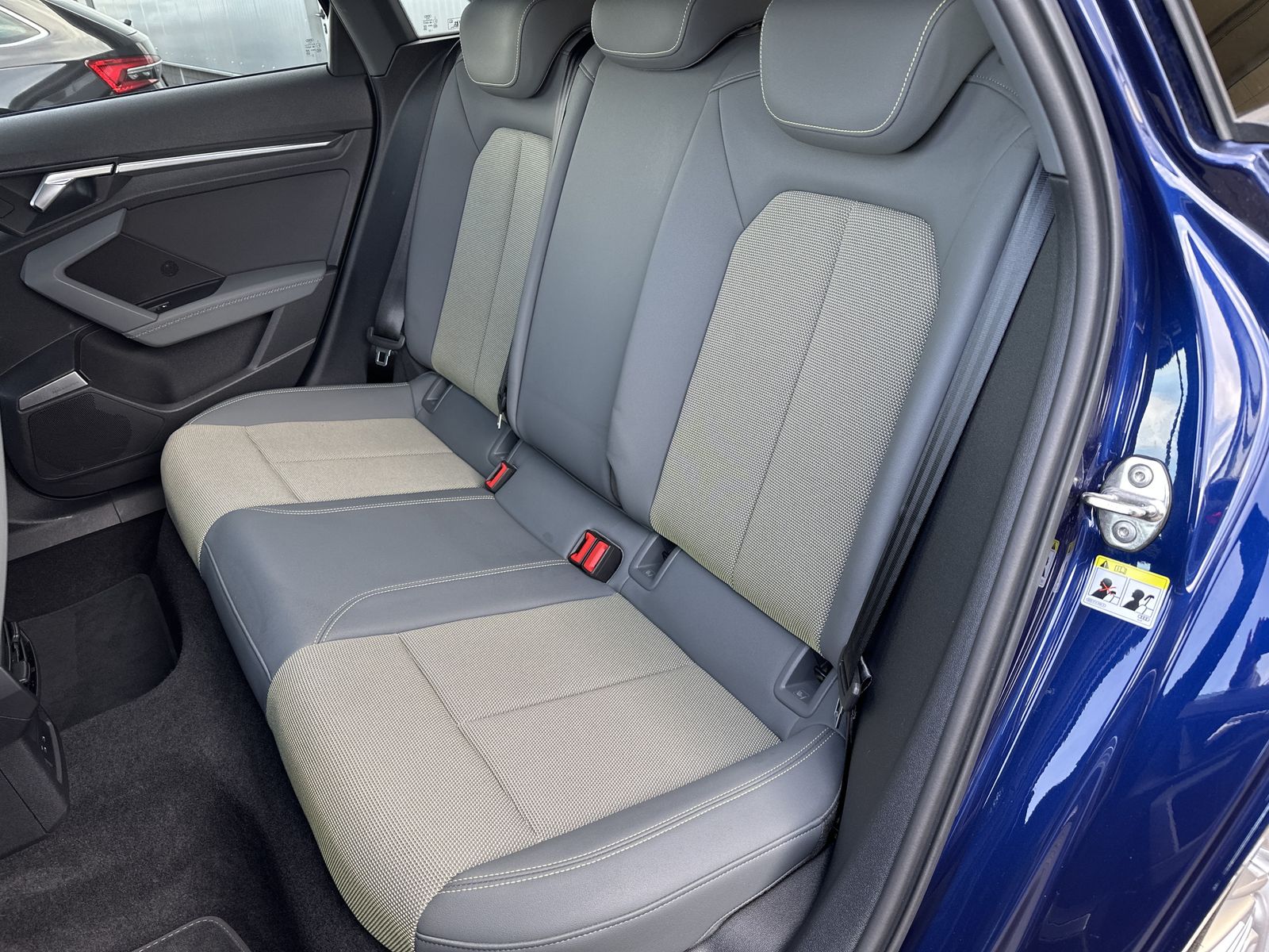 Fahrzeugabbildung Audi A3 SpB 40 TFSI e NAV+LED+PANO+CARPLAY+V-COCKPIT