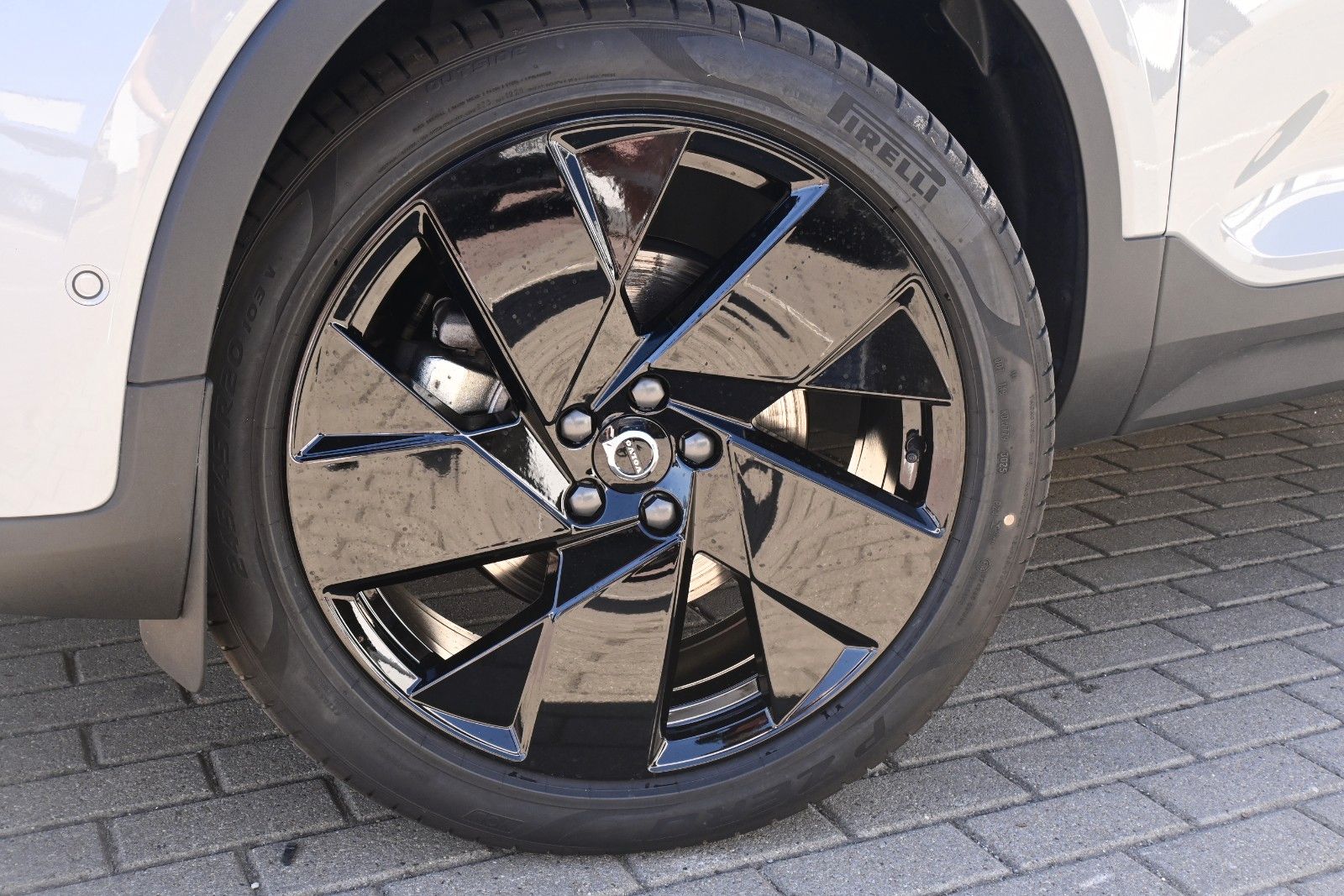 Fahrzeugabbildung Volvo XC40 B3 DKG Plus Black Edition*STDHZG*360°*ACC*