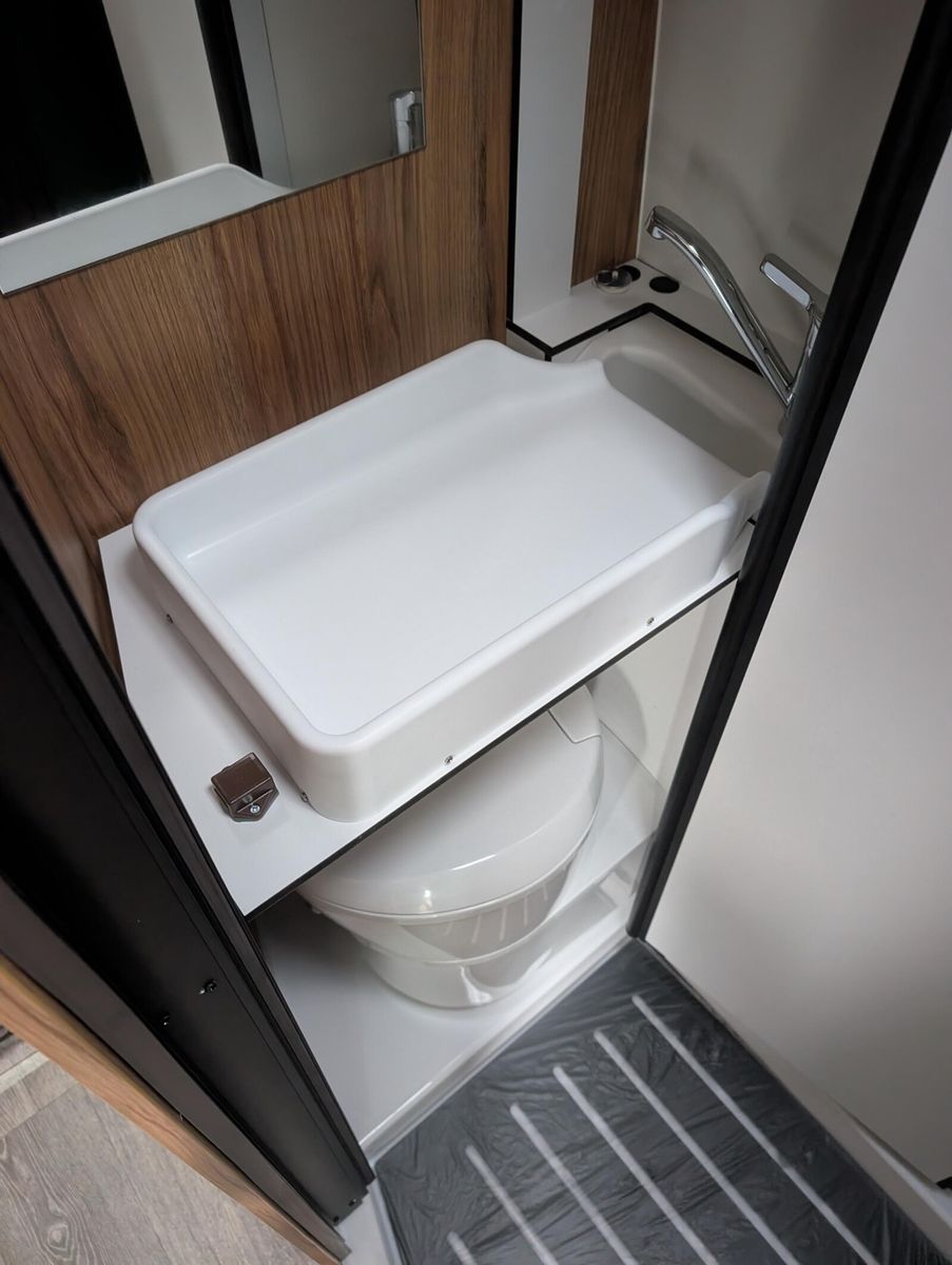 Fahrzeugabbildung Karmann Dexter 4x4 DE 560 AW 170 PS, AHK, RFK Tageszu.