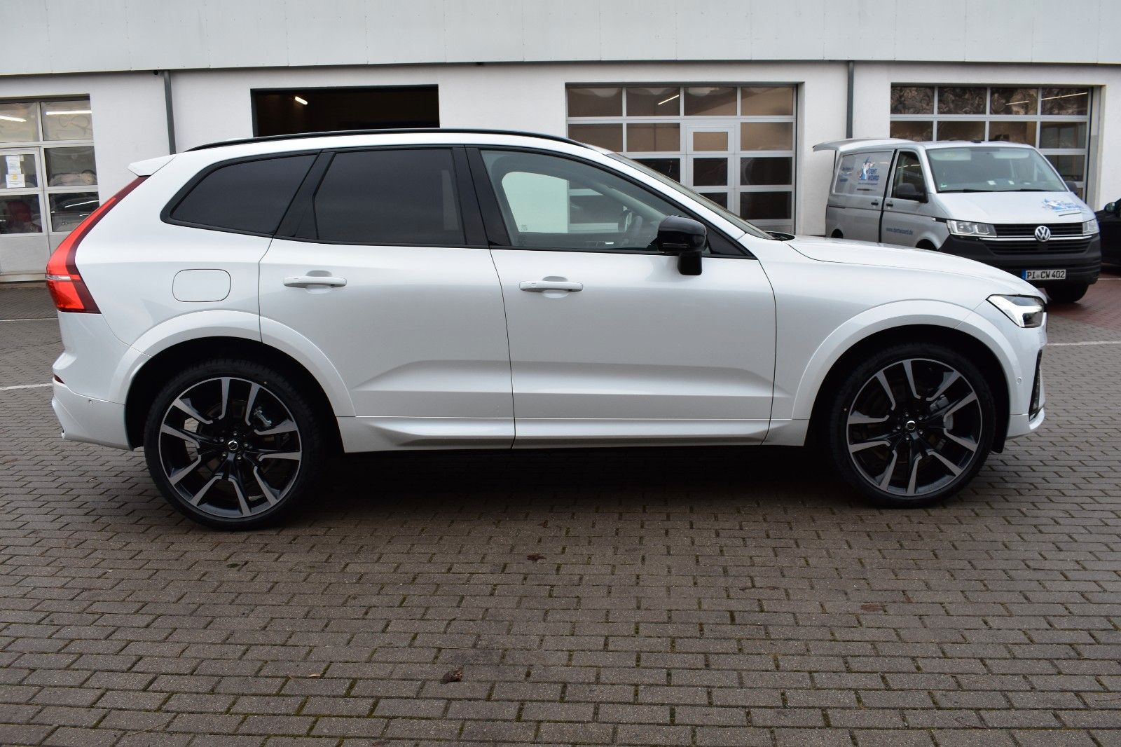 Fahrzeugabbildung Volvo XC60 B5 D AWD Autom R-Design*STDHZG*360°*ACC*AHK