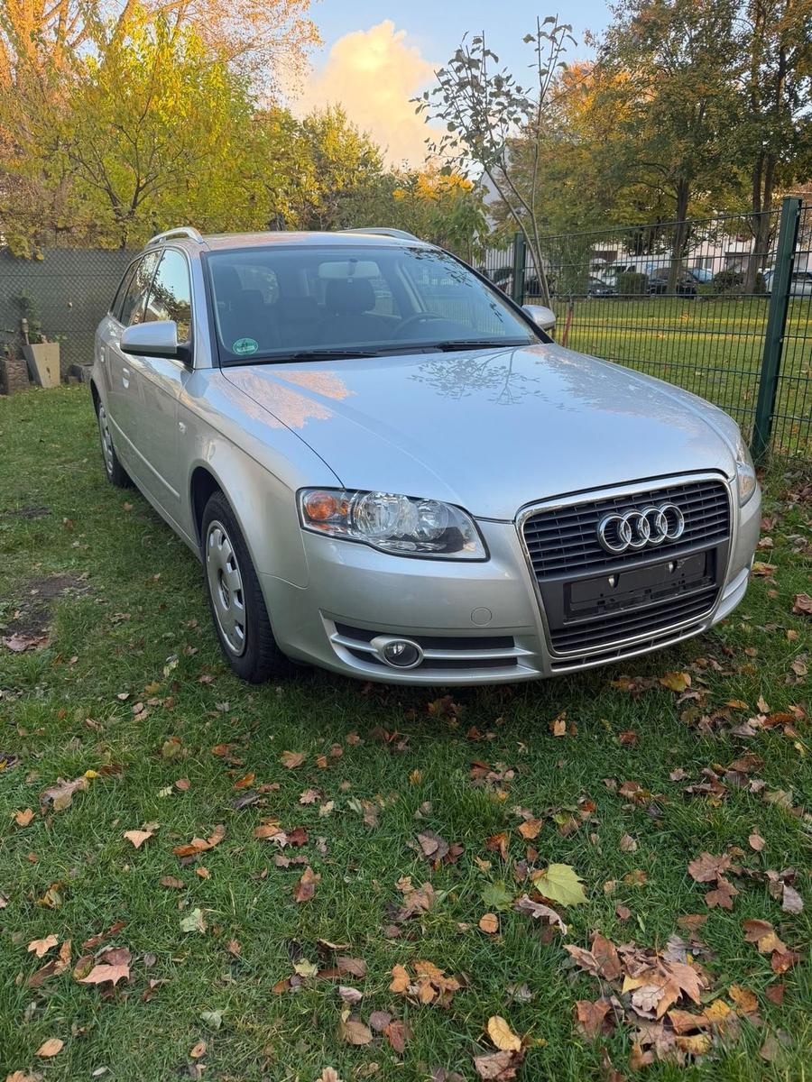 Audi A4 2006 — вигляд ззаду
