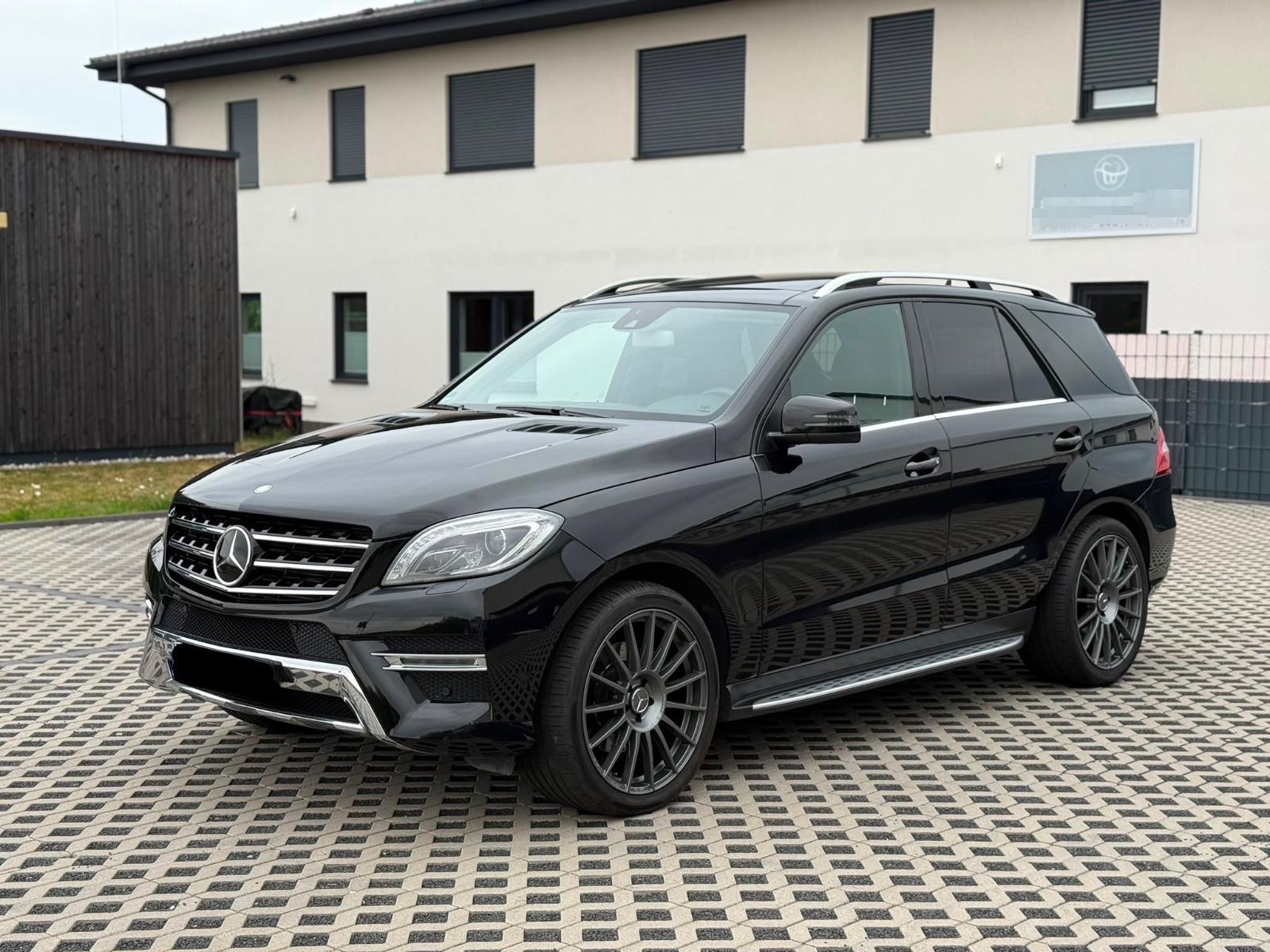 Mercedes-Benz ML 350 BlueTEC 4MATIC AMG-Sportpaket-Pano-AHK