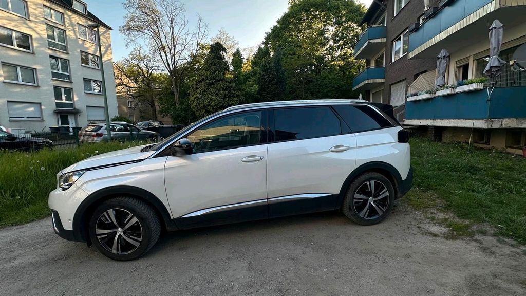 Image of Peugeot e-5008