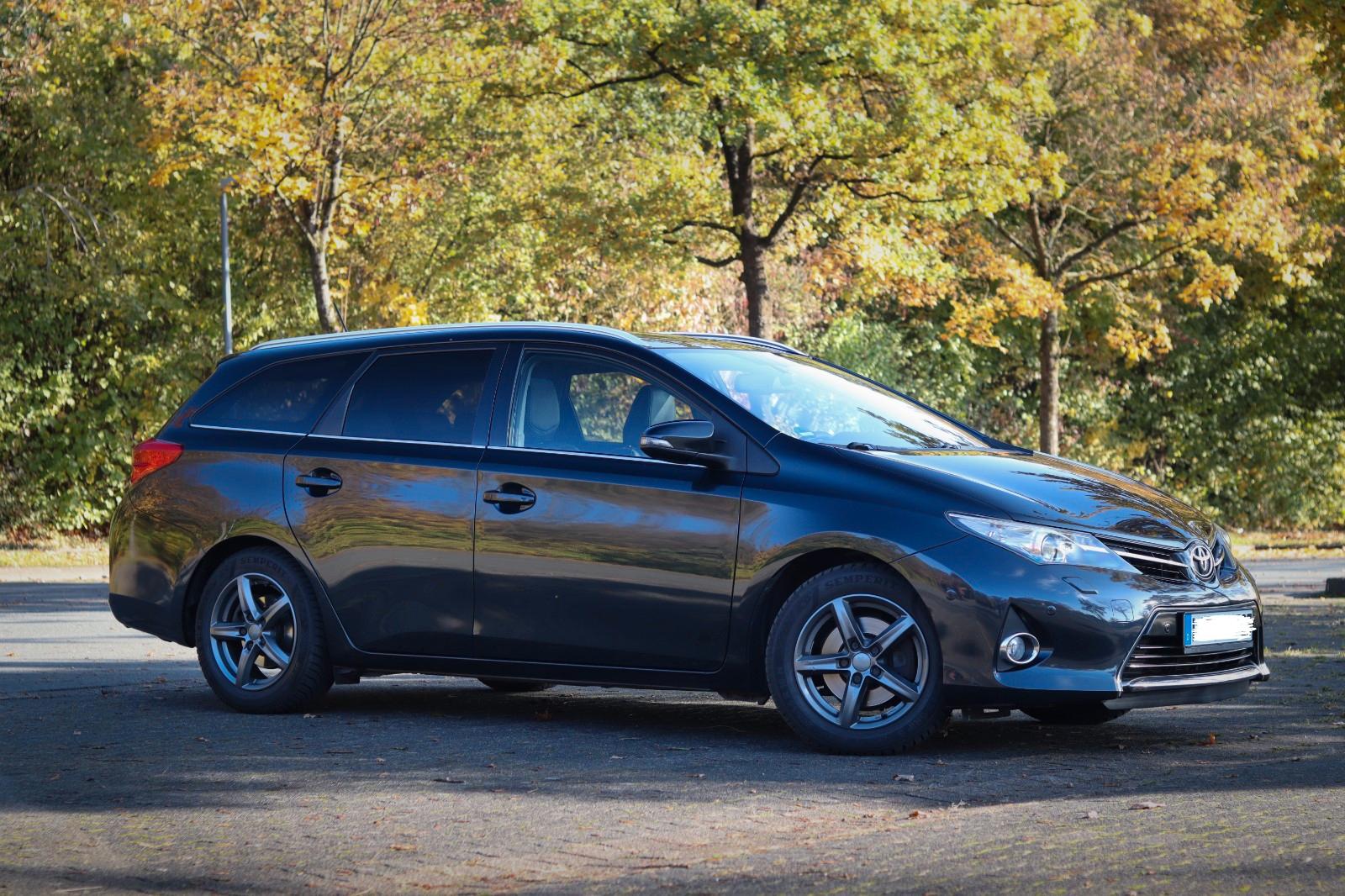 Toyota Auris 2013 — rear view