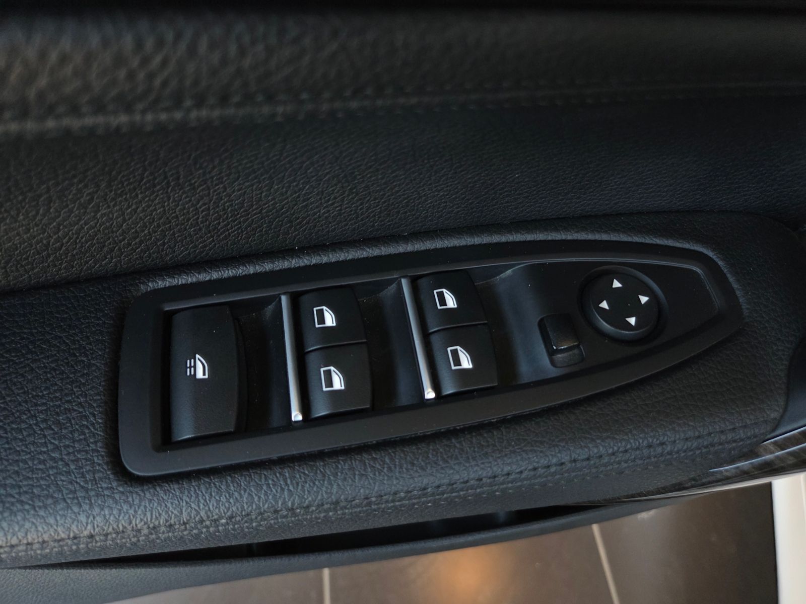 Fahrzeugabbildung BMW 220i Cabrio Luxury Line AHK LED NAV SHZ PDC ALU