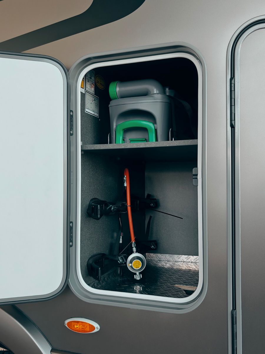 Fahrzeugabbildung HYMER / ERIBA / HYMERCAR ML - T 580 4x4² RSX - SANSIBAR® LTD. PTS PANTONE
